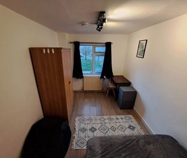 Room in a Shared House, Ettrick Street, E14 - Photo 3