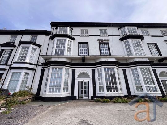 To Let – Promenade, Southport – Amazing Views of Marine Lake - Photo 1