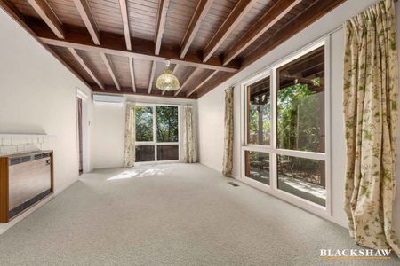 Large family home close to Woden - Photo 5