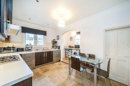 3 bedroom flat to rent - Photo 4