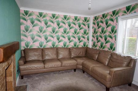 3 bedroom semi-detached house to rent - Photo 2