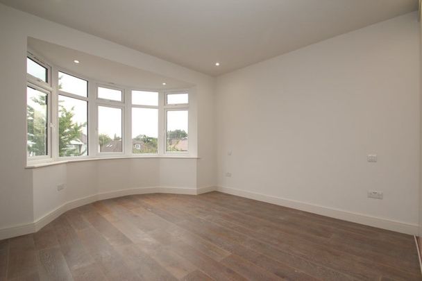 3 Bed Flat, Leeside Crescent, NW11 - Photo 1