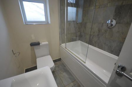 4 bedroom detached house to rent - Photo 3