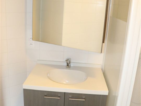 Instapklaar appartement op 1eV (met lift) met 1 slk, terras, berging & autostaanplaats - Foto 1