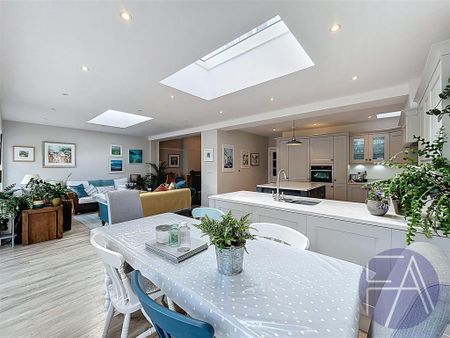 4 bedroom detached house to rent - Photo 2