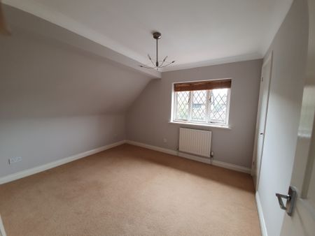 4 bedroom substantial detached home to let in Bickley – walking distance to Bickley station! - Photo 5