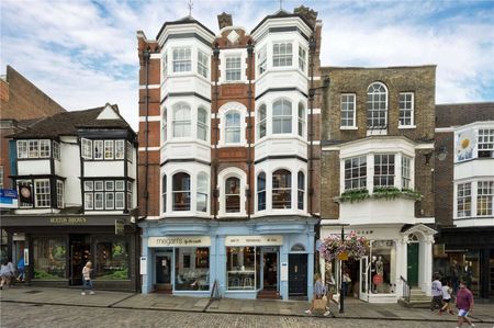 A second floor apartment with an exceptional finish on Guildford High street with far reaching viewings. - Photo 5