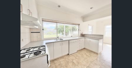 Spacious Family Living in a Prime Belmont Location - Photo 4