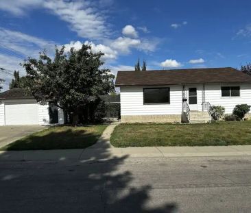 Renovated 3 bdr + den, 2 Washroom, full house | 4004 106 Avenue Northwest, Edmonton - Photo 1