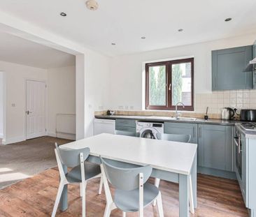 4 bedroom end of terrace house to rent - Photo 2