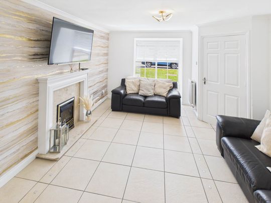 Fixed Price £1,950 pcm - Available Now - Unfurnished - Photo 1