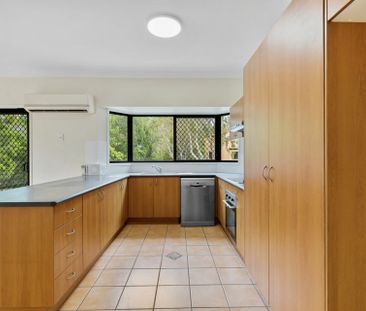 SPACIOUS THREE BEDROOM ONE LEVEL HOME - PEACEFUL LOCATION - Photo 2