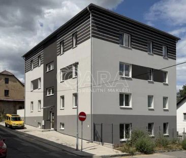 Pronájem moderního bytu 1+kk s předzahrádkou a parkovacím místem v ... - Photo 1