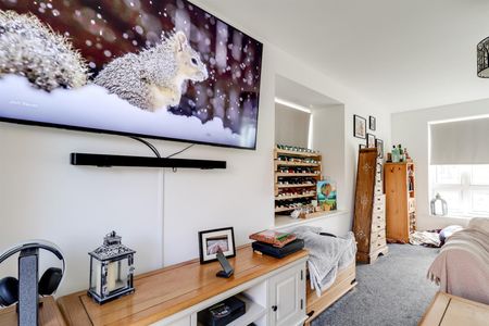 A 3 Bedroom House - Detached in Bishops Cleeve GL52 7ZX - Photo 2