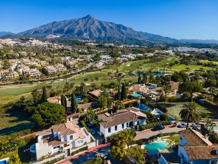 4 bedroom luxury Villa for rent in Nueva Andalucia, Spain - Photo 2