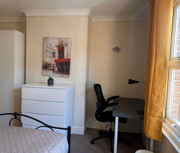 Room 1: 18 RUPERT ROAD, Guildford, GU2 7NE - Photo 1