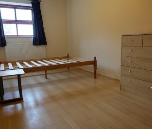 3 bedroom Flat in Kelso Heights, Leeds - Photo 2