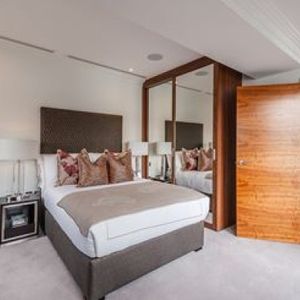 Two Bedroom Flat to rent in London - Photo 2