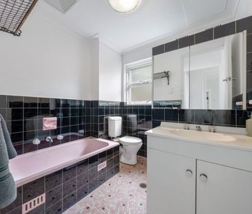 Immaculate spacious apartment boasting stunning ocean views. - Photo 4