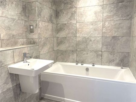 Two bedroom purpose built apartment - Photo 5