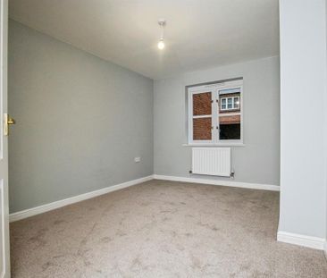 2 bedroom ground floor flat to rent - Photo 2