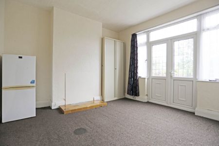 Price £2,500 pcm - Available Now - Part Furnished - Photo 2