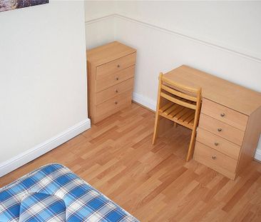 4 bedroom end of terrace house to rent - Photo 2