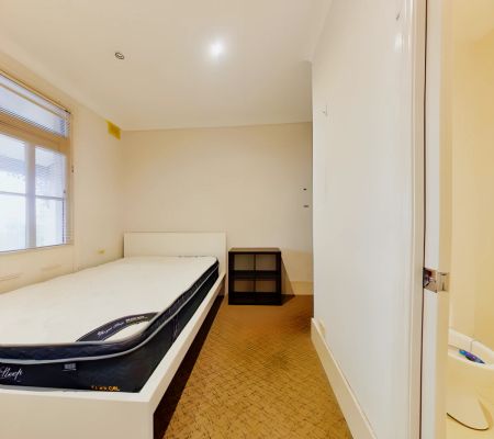 Room 4 (Ensuite/balcony) - Photo 3