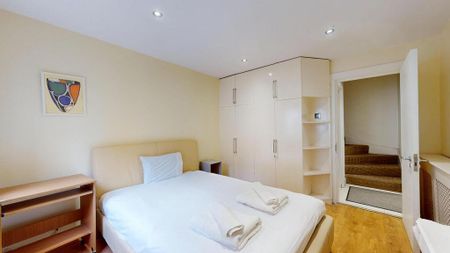 4 bedroom mews to rent - Photo 3