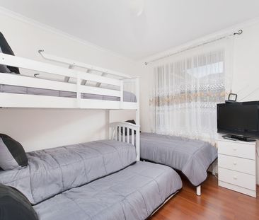 Family sized 3-bedroom 2-bathroom duplex with inground pool - Photo 4