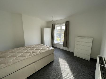 1 bedroom in a house share to rent - Photo 2