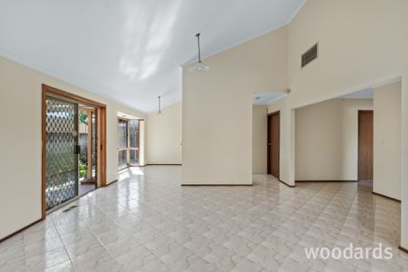 Generous proportions in ideal location - Photo 5