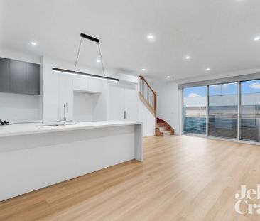 2/12 Esmale Street, Strathmore - Photo 2