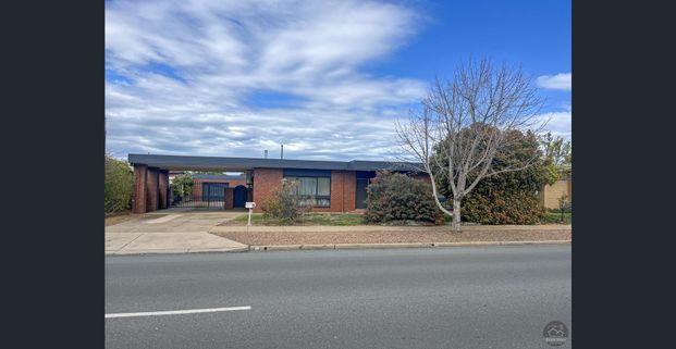 Spacious Family Home with Extras in Prime Location! - Photo 1