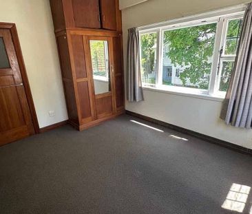 Art deco apartment in iconic building in Te Aro - Photo 3