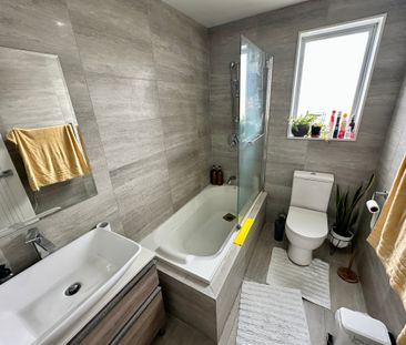 Four Bedroom Blockhouse Bay - Photo 3