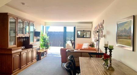 Beautifully Presented Fully Furnished Spacious City Townhouse - Photo 5