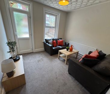 4 bedroom semi-detached house to rent - Photo 5