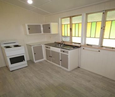 WEATHERBOARD UNIT - 1 BEDROOM - STUDY - SUNROOM - LOUNGE - NEW PAIN... - Photo 5