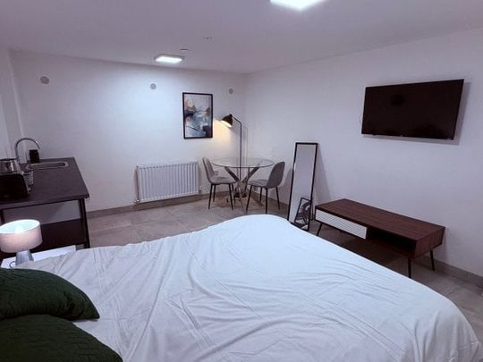 Flat 5, 21 Silver Street - Photo 1