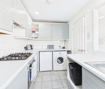 3 bedroom House in Buttermer Close, Farnham - Photo 6