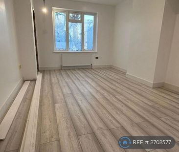 3 bedroom end of terrace house to rent - Photo 2