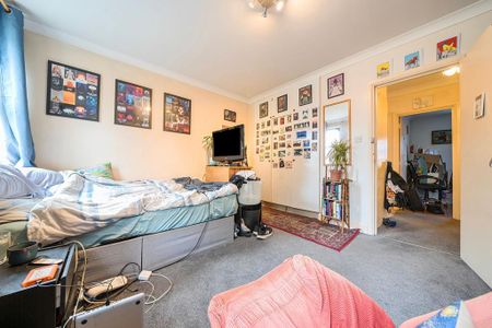 4 bedroom flat to rent - Photo 4