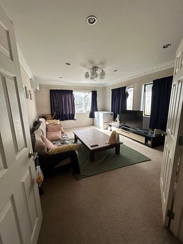 Spacious 4 Bedroom Family Home – Westlake Zone - Photo 2