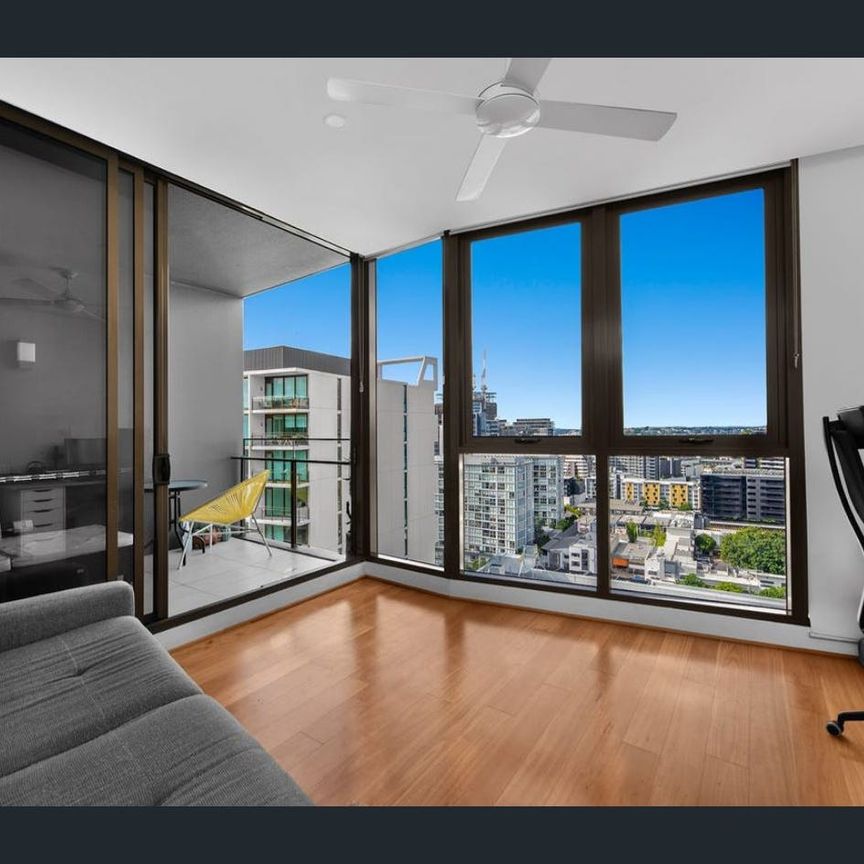 Stylish 2-Bed Apartment Available in Capri - Photo 1