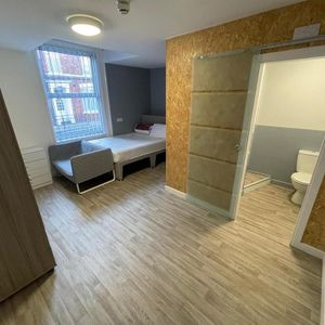 1 bedroom in a house share to rent - Photo 2