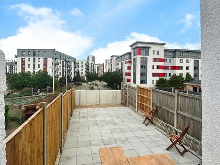 4 bedroom end of terrace house to rent - Photo 4