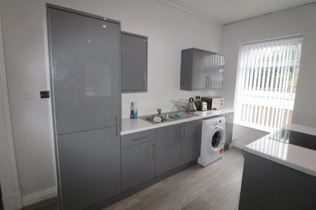 1 bedroom in a flat share to rent - Photo 4