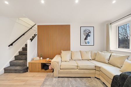 4 Bed Semi-Detached House, Barnsdale Road, RG2 - Photo 3