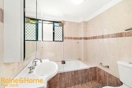 Ground Floor Garden Apartment Conveniently Located - Photo 5